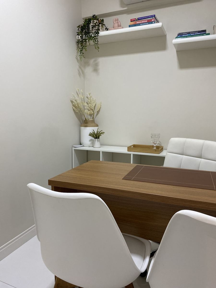 Mesa de atendimento do consultório de Gabriela Mansur